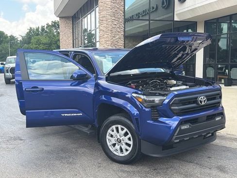 Used 2025 Toyota Tacoma SR5 AWD/4WD image 9