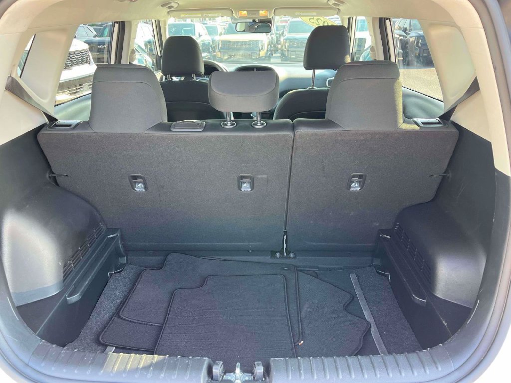 Used 2025 Kia Soul LX w/ LX Technology Package FWD image 7
