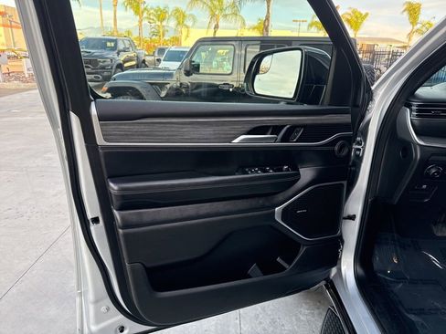 Used 2024 Jeep Wagoneer L Series II w/ Flexible Seating Group AWD/4WD image 12