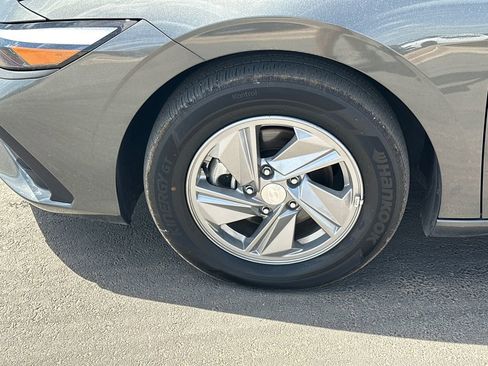 Used 2025 Hyundai Elantra SE image 11