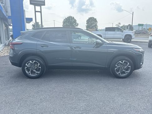 Used 2025 Chevrolet Trax LT w/ Driver Confidence Package FWD image 2