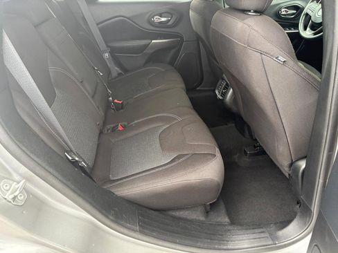 Used 2019 Jeep Cherokee Latitude w/ Popular Appearance Group image 12