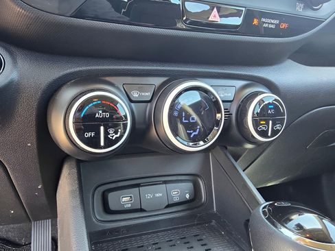 Used 2023 Hyundai Venue Limited FWD image 20