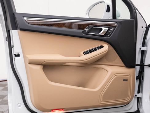 Certified 2026 Porsche Macan AWD/4WD image 14