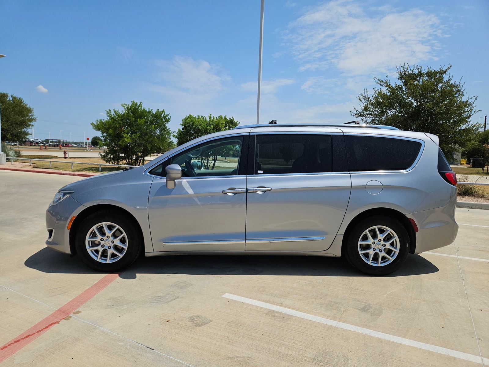 Used 2020 Chrysler Pacifica Touring-L FWD image 6