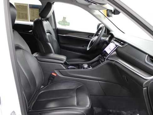 Used 2023 Jeep Grand Cherokee Limited image 24