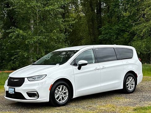 Used 2023 Chrysler Pacifica Touring-L FWD image 5