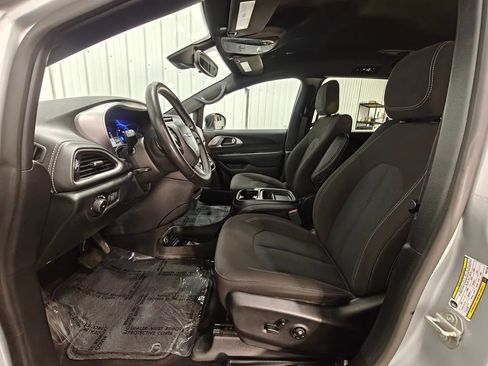 Used 2023 Chrysler Pacifica Touring FWD image 24