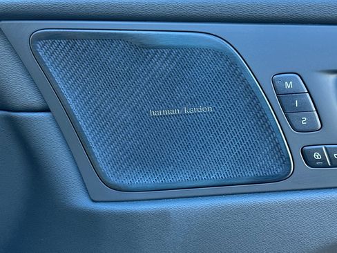 Certified 2023 Volvo XC60 B5 Ultimate w/ Climate Package image 22