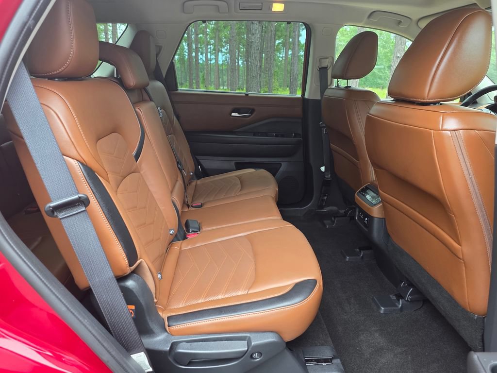 Used 2024 Nissan Pathfinder Platinum w/ Black Appearance Package FWD image 21