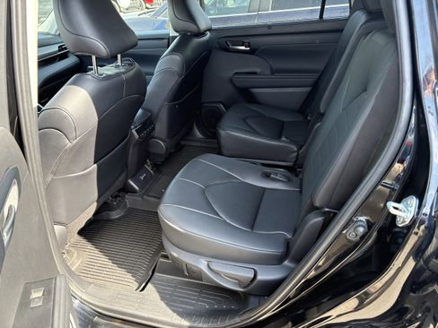 Certified 2024 Toyota Highlander XLE AWD/4WD image 7