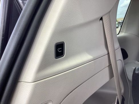 Used 2023 Chrysler Pacifica Touring-L image 12