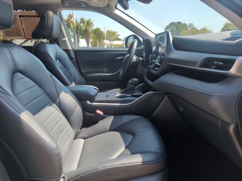 Certified 2024 Toyota Highlander XLE image 33