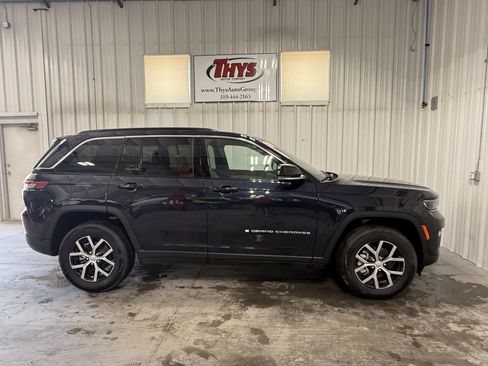 Used 2024 Jeep Grand Cherokee Limited AWD/4WD image 2