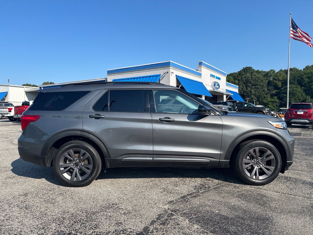 Used 2024 Ford Explorer XLT w/ Equipment Group 202A AWD/4WD image 2