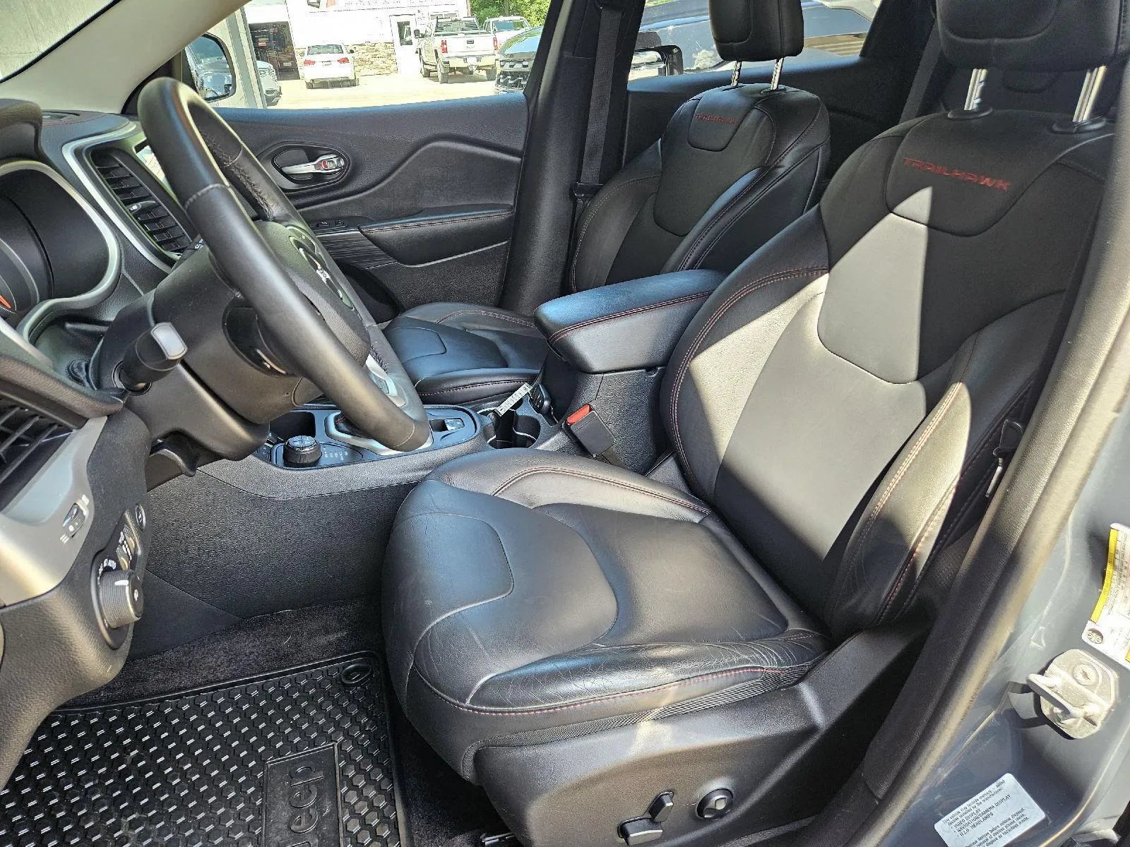 Used 2016 Jeep Cherokee Trailhawk w/ Comfort/Convenience Group AWD/4WD image 13