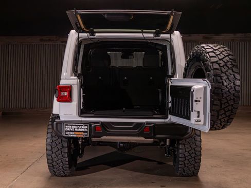 Used 2024 Jeep Wrangler Unlimited Sahara w/ Technology Group AWD/4WD image 9