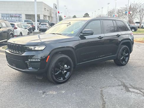 Used 2023 Jeep Grand Cherokee Limited w/ Black Appearance Package image 3