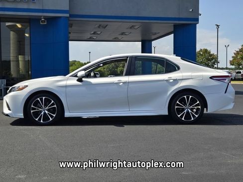 Used 2020 Toyota Camry SE FWD image 6