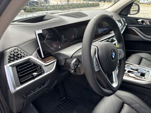 Certified 2025 BMW X7 xDrive40i w/ Premium Package image 17