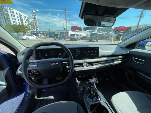 Used 2025 Kia K4 LXS image 36
