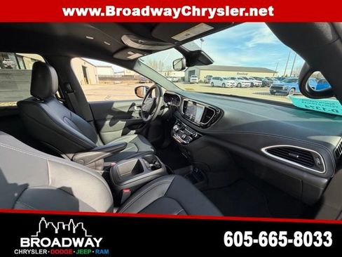 New 2026 Chrysler Pacifica Select AWD/4WD image 10