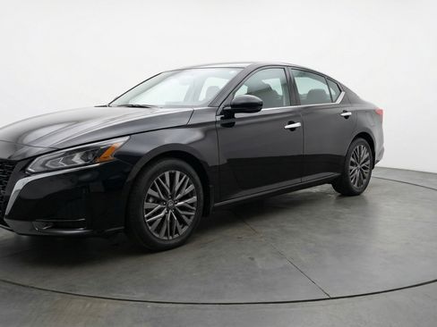 Used 2025 Nissan Altima 2.5 SV image 3