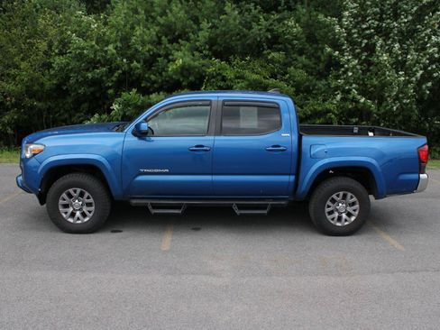 Used 2018 Toyota Tacoma SR5 AWD/4WD image 5
