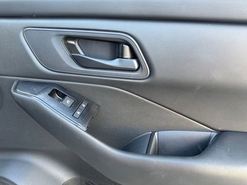 Used 2025 Nissan Rogue S image 16