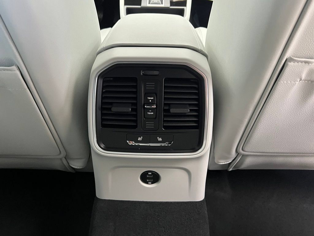 Used 2026 Porsche Macan AWD/4WD image 17