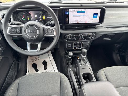 Used 2025 Jeep Wrangler Sahara image 21