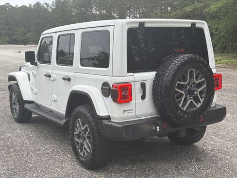 Used 2024 Jeep Wrangler Unlimited Sahara w/ Technology Group AWD/4WD image 5