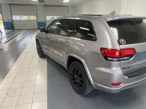 Used 2017 Jeep Grand Cherokee Altitude AWD/4WD image 3
