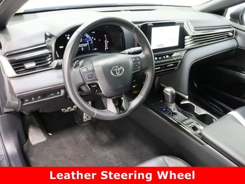 Used 2025 Toyota Camry SE image 13