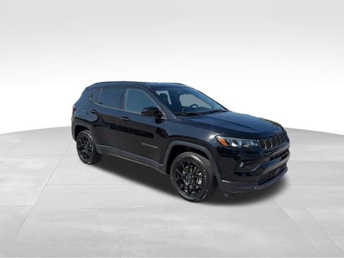Used 2025 Jeep Compass Latitude w/ Convenience Group AWD/4WD image 8