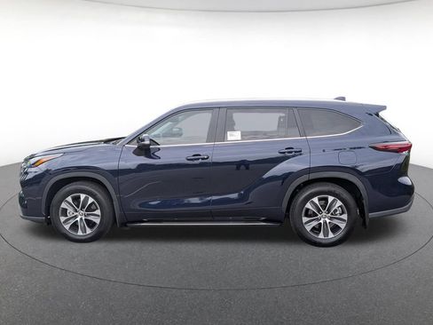 Used 2025 Toyota Highlander XLE FWD image 3