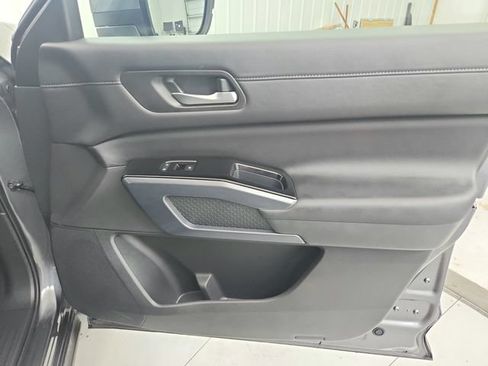 Used 2025 Nissan Pathfinder SL AWD/4WD image 39