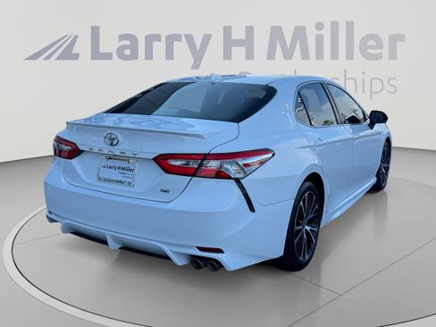 Used 2020 Toyota Camry SE FWD image 5