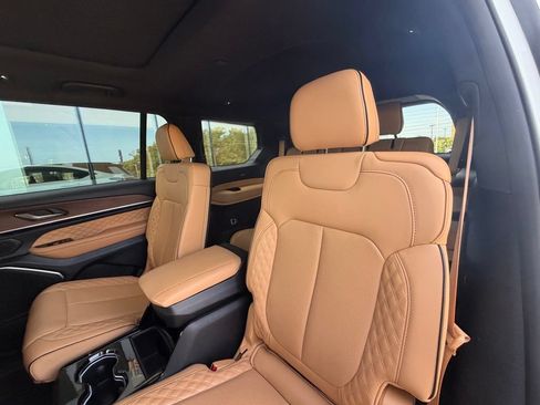 Used 2024 Jeep Grand Cherokee L Summit w/ High Altitude Package AWD/4WD image 19