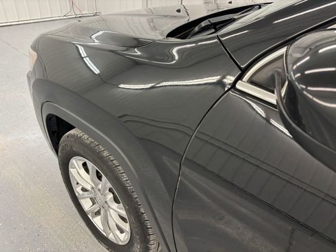 Used 2019 Jeep Cherokee Latitude w/ Popular Appearance Group FWD image 19