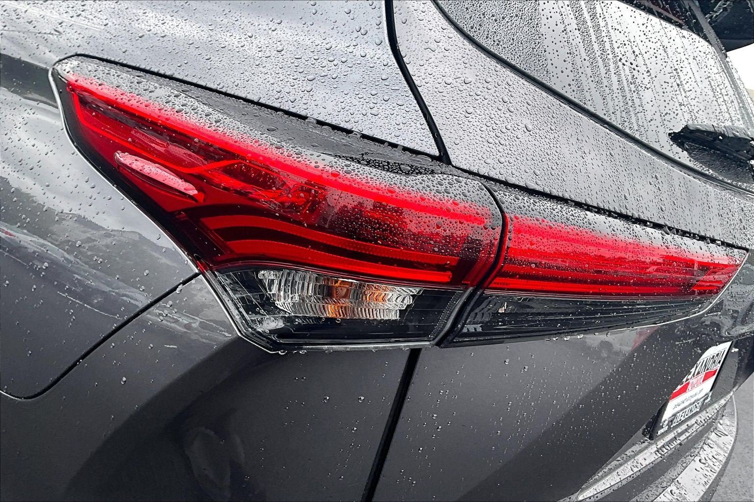 Used 2021 Toyota Highlander XLE AWD/4WD image 29