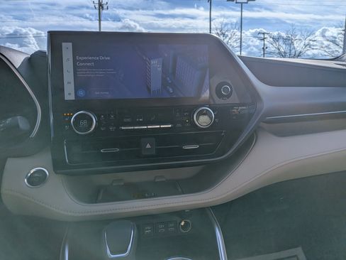 Used 2024 Toyota Highlander Limited image 20