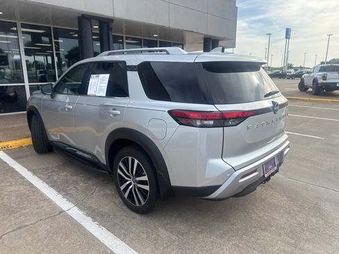 Used 2025 Nissan Pathfinder Platinum AWD/4WD image 3