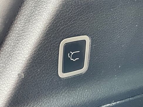 Used 2023 Chrysler Pacifica Touring FWD image 32
