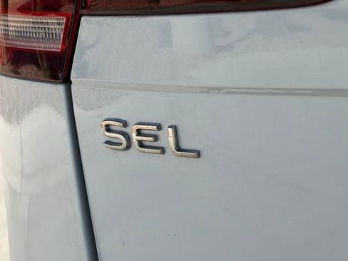 Used 2022 Volkswagen Tiguan SEL R-Line image 9