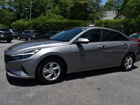 Used 2023 Hyundai Elantra SE FWD image 2