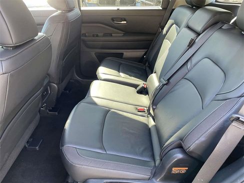Used 2025 Nissan Pathfinder SL image 13