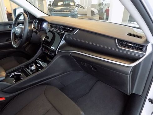 Certified 2024 Jeep Grand Cherokee Laredo RWD image 25