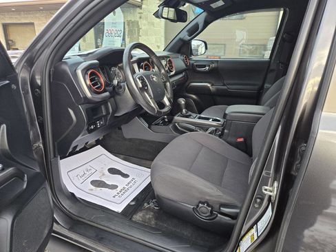 Used 2018 Toyota Tacoma TRD Sport image 9