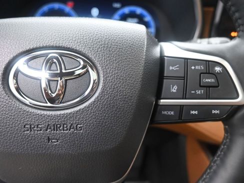 Used 2024 Toyota Highlander Platinum image 14